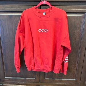 Red sweatshirt w hearts and Love Never Fails on the back sz XL